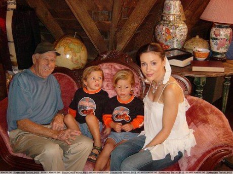 8x08-alyssa-simmon-twins.jpg